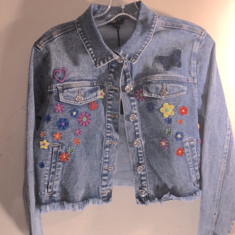🥹😁🥹. NEW Hip embellished jean jacket